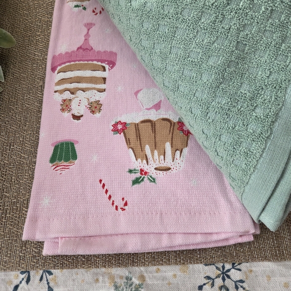 Cupcakes & Cashmere Pink Festive Kitchen Towel - Picture 4 of 6